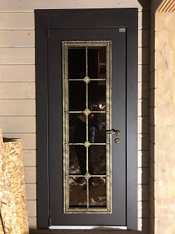 Темная дверь с терморазрывом с панорамным стеклом и ковкой